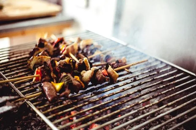 5 astuces naturelles pour laver la grille de son barbecue